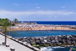 Giornata di sole alla spiaggia artificiale di Calheta Beach a Madeira in Portogallo