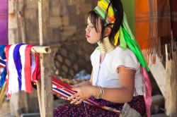 Una giovane donna di etnia Karen lavora al telaio a Ban Nai Soi, provincia di Mae Hong Son, Thailandia - © Migel / Shutterstock.com