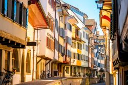 Gli edifici colorati nel villaggio di Zugo, vicino a Zurigo, Svizzera. Sono costruiti con la tradizionale architettura svizzera.


