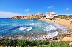 Golden Bay, la più famosa spiaggia di Malta. A pochi minuti dalla città di Mugiarro, nella parte occidentale dell'isola di Malta, si trova questa grande spiaggia dorata frequentata ...