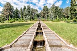 Gradinate e giochi d'acqua nel parco di Villa Toeplitz a Varese, Italia.  