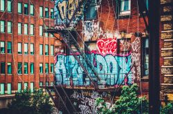 Graffiti su un edificio in mattoni visto da Reading Viaduct a Philadelphia, Pennsylvania.

