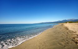 Grande spiaggia sabbiosa nei dintorni di Ghisonaccia in Corsica