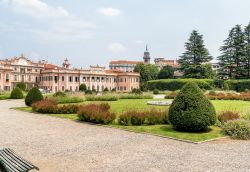 I grandi giardini di Palazzo Estense a Varese, Lombardia. Il parco è modellato a somiglianza di quello imperiale di Schonbrunn, nei pressi di Vienna.


