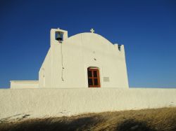Grecia, Milos: lungo le colline dell'isola, sperdute e lontano da tutto, si trovano a volte delle chiesette con il tipico colore bianco che si staglia contro un cielo di un azzurro intenso. ...