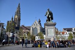 Groenplaats, Antwerp: la statua di Peter Paul Rubens è il fulcro della piazza, mentre sullo sfondo domina il campanile della Onze-Lieve-Vrouwekathedraal.
