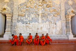 Un gruppo di monaci novizi a Wat Monthon Wongsa, provincia di Lamphun, Thailandia - © Chirawan Thaiprasansap / Shutterstock.com