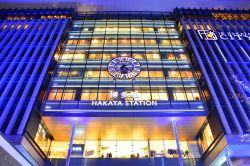 Hakata Station, una delle principali di Fukuoka, Giappone. Aperta nel 1889, venne spostata di 600 metri a nord del luogo in cui si trova attualmente nel 1963. Dal 1975 è il terminale ...