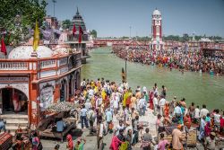 Le grandi folle del Kumbh Mela nella città santa di Haridwar nello stato di Uttarakhand in India - © 289820783 / Shutterstock.com
