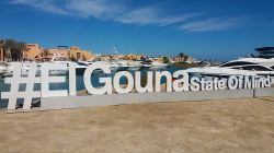 L'hashtag ufficiale #ElGounaStateOfMind in versione tridimensionale a El Gouna, nella Marina della cittadina sul Mar Rosso.