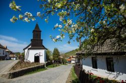 Holloko, villaggio patrimonio Unesco in Ungheria. La struttura medievale del paese si è conservata intatta: le abitazioni contadine sono bianche con il tetto sporgente e il porticato ...