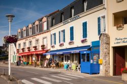 Hotel e ristoranti lungo una stradina della città costiera di Camaret-sur-Mer, Bretagna, Francia. - © travellight / Shutterstock.com
