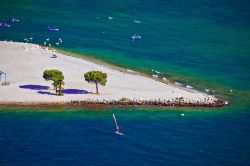 Spiaggia sul lago di Garda alla foce del fiume Sarca vicino a Nago-Torbole
