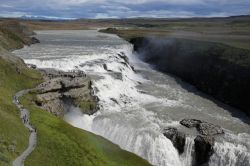 I due salti del fiume Hvita che formani la Cascata Gullfoss in Islanda. - © MicheleB / Shutterstock.com