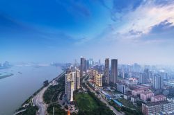 I grattacieli della città di Nanchang, Cina, visti dall'alto. Capoluogo dello Jangxi, questa metropoli moderna è situata a sud ovest del lago Poyang.



