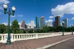 I grattacieli di Houston visti dal Sabine Street Bridge, Texas (USA).

