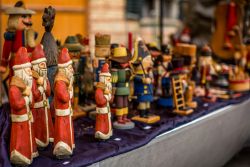 I mercatini di Natale a Vaduz, Liechtenstein. Musiche dell'Avvento, luci e decorazioni rendono magica l'atmosfera natalizia nella cittadina che, ogni anno, ospita un centinaio di bancarelle ...