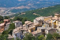 I tetti di Guardia Perticara, Basilicata, visti dall'alto. Il nome di questa graziosa località deriva probabilmente dalle "pertiche" longobarde, parti di territorio assegnate ...