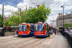 I tram nel centro di Sheffield, Yorkshire, UK. Si tratta di un sistema di tramvia utilizzato nella città - © Gordon Bell / Shutterstock.com