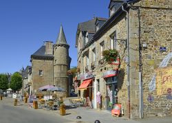 Il bel centro storico della città bretone di Combourg, Francia. La sua posizione è all'estremo nord ovest della Francia; siamo nel dipartimento dell'Ille-et-Vilaine - © ...