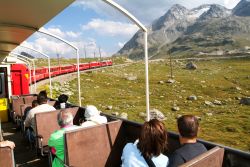 In estate il Bernina Express viaggia in modalità "decappottabile" per meglio ammirare il panorama delle Alpi Svizzere - © Stefano Ember / Shutterstock.com