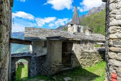 Il borgo abbandonato di Savogno nel comune di Piuro nei pressi delle cascate di Acquafraggia in Lombardia