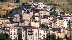 Il borgo abbarbicato di Rivisondoli, Abruzzo. Sviluppatosi a partire dal '300, il nucleo del borgo di Rivisondoli è ancora ben evidente ai giorni d'oggi con la sua struttura urbana ...