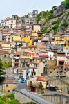 Il borgo arroccato di Motta Camastra, provincia di Messina, Sicilia. Le origini della città risalgono al casale di Camastra esistente alla fine del 1100.
