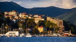 Il borgo costiero di Herceg Novi visto dal mare, Montenegro. Con oltre 12 mila abitanti, Castelnuovo (nome italiano del paese) è un centro turistico di grande importanza.
