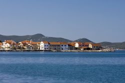 Il borgo di Bibinje visto dal mare, Croazia. Dalla seconda metà del XX° secolo questo piccolo paese della Dalmazia vive di turismo.

