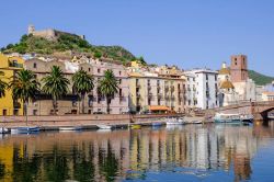 Il borgo di Bosa in Sardegna: il fiume Temo e il Castello Malaspina - © Elena Krivorotova / Shutterstock.com