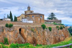 Il borgo di Civita Castellana, Lazio - Questo bel villaggio della provincia di Viterbo è situato su uno sperone di tufo fra le gole di due affluenti del Treja, ai piedi dei monti Cimini. ...