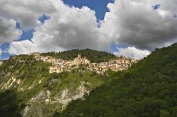 Il borgo di Colledimezzo tra le montagne della Provincia di Chieti in Abruzzo