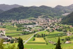 Il borgo di Follina fotografato da Castelbrando, Provincia di Trevso. Siamo nella regione del vino Prosecco nel Veneto