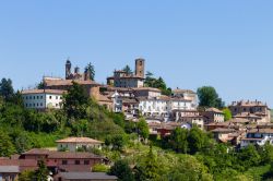 Il borgo di Neive in Piemonte, sulle colline delle Langhe.