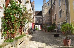Il borgo di Noyers-Sur-Serein si trova in Borgogna (Francia) - © Skorik Ekaterina / Shutterstock.com