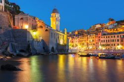 Il borgo di Vernazza fotografato di notte, La Spezia, Liguria. Da vedere la chiesa parrocchiale di Santa Margherita d'Antiochia, preziosa testimonianza della scuola antelamica. Ha tre grandi ...