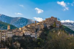Il borgo di Villalago si trova nelle Gole del Sagittario tra i laghi di Scanno e San Domenico in Abruzzo.