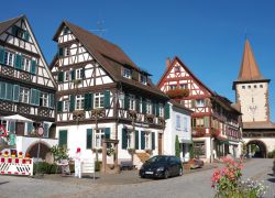 Il borgo gioiello di Gengenbach in germania con le tipiche case medievali a graticcio - © Khun Ta / Shutterstock.com