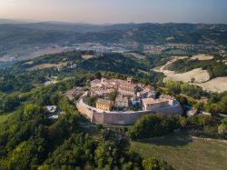 Il borgo medievale di Montefabbri si trova nel Comune di Vallefoglia, in provincia di pesaro e Urbino, Marche