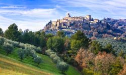 Il borgo umbro di Gualdo Cattaneo in provincia di Perugia - © leoks / Shutterstock.com