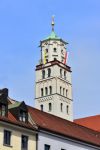 Il campanile della chiesa di San Maurizio a Augusta, Germania, decorato con bandiere - © leopictures / Shutterstock.com