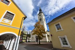 Il campanile della chiesa di Santa Maria Verkuendigung a Spittal an der Drau, Austria - © Balakate / Shutterstock.com