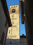 Il campanile della chiesa di Santo Stefano a Vimercate, Lombardia. Datato attorno al XIII° secolo, spicca nel centro storico del paese CC BY 2.5, Collegamento