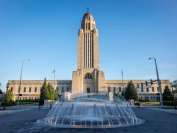 Il Campidoglio di Lincoln, Nebraska, al tramonto. Sede governativa dello Stato del Nebraska, quest'imponente edificio venne costruito fra il 1922 e il 1932 in stile Art Déco dall'architetto ...