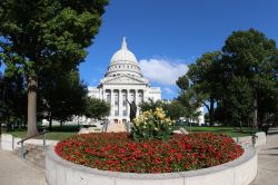 Il Campidoglio di Madison con aiuole fiorite, Wisconsin (USA).


