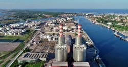 Il Canale Candiano sfocia nel mare Adriatico: a destra Marina di Ravenna, a sinistra Porto Corsini e la grande pineta - © D-VISIONS / Shutterstock.com