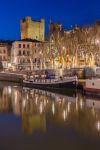 Il canale della Robine by night: siamo nella città di Narbona (Francia). Lungo 32 km, il canale passa sotto il Ponte dei Mercanti, uno dei pochi ponti abitati di Francia - © Anibal ...
