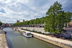 Il canale della Robine visto dal centro storico di Narbonne Francia.

