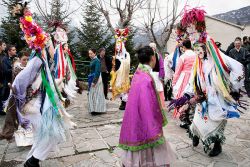 Il Carnevale di Alessandria del Carretto in Calabria: le maschere tipiche del carnevale sono le “u pohicinelle bielle” (in foto) e “u pohicinelle brutte” 
